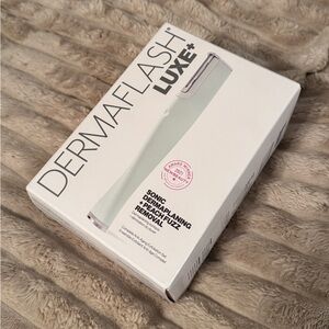 NIB Dermaflash Luxe+ At Home Dermaplaning Tool